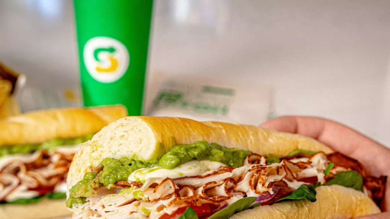 Sandvișuri gratuite pe viață dacă îți schimbi numele în „Subway”. Ce concurs a lansat lanțul de magazine