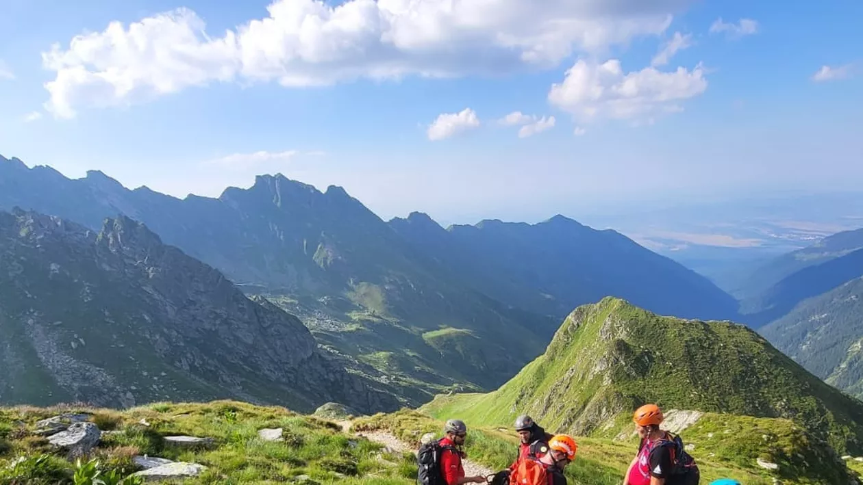 Salvamontiștii intervin să salveze un grup de turiști din masivul Piatra Craiului