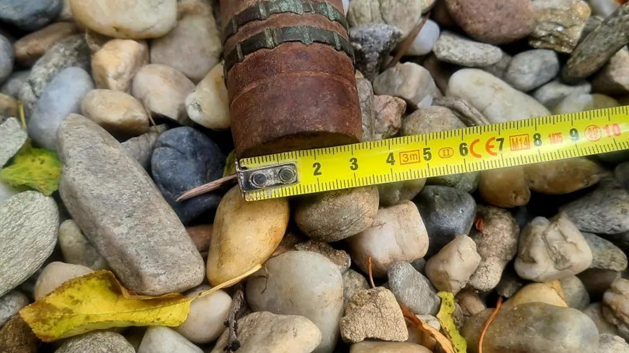 Un bărbat care repara acoperișul unei case din Giurgiu a găsit în pod un proiectil exploziv. Ce trebuie să facă oamenii în astfel de situații