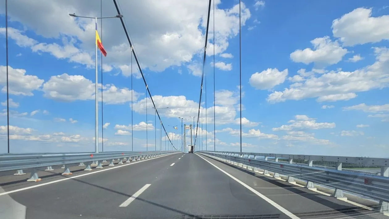 Podul suspendat de la Brăila are deja probleme, la o lună de la inaugurare. Șoferii se tem că se vor răsturna