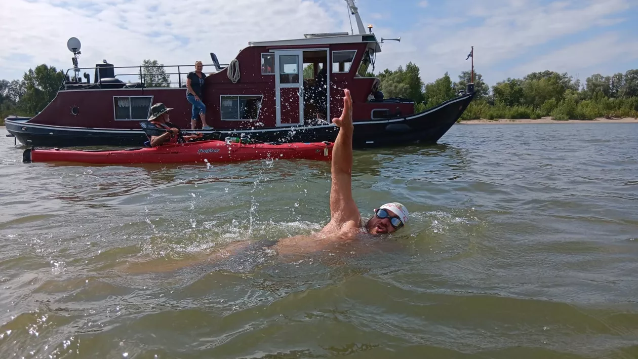 Înotătorul Avram Iancu a trecut granița în Olanda, în cursa de pe Rin. El susține aderarea României la spațiul Schengen