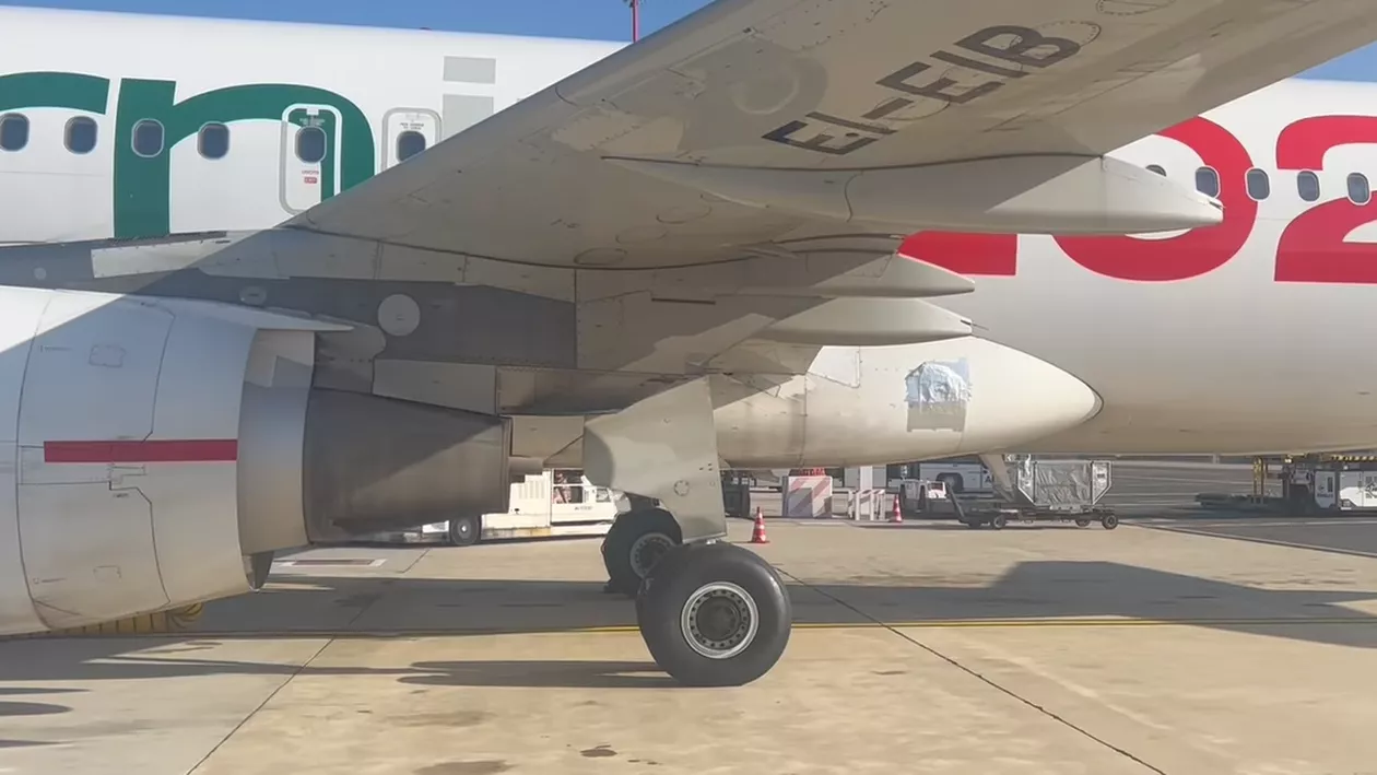 Scandal în Italia! Un avion al unei companii naționale a fost peticit cu scotch / ITA Airways susține că respectă toate normele (VIDEO)