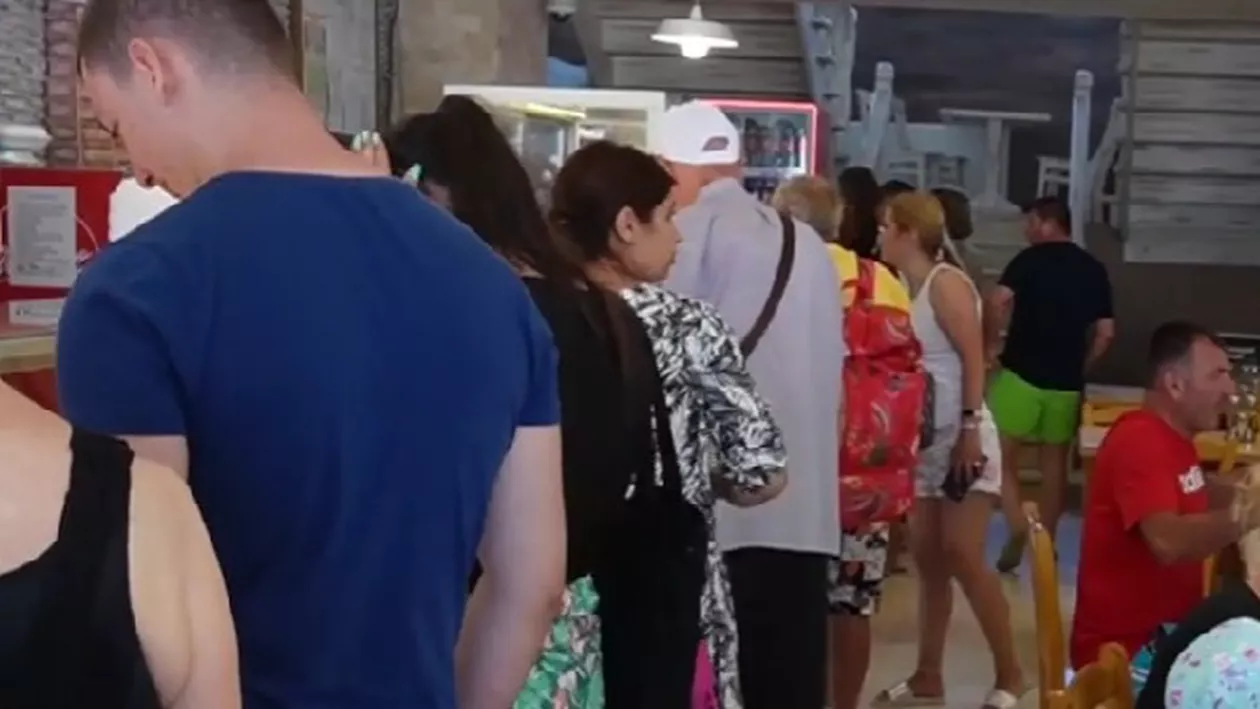 Cozi la mâncare pe litoral. Preţurile mici umplu restaurantele până la refuz: „Mai bine aici decât în Mamaia”