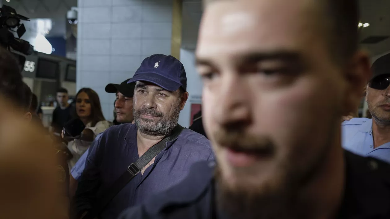 Darius Vâlcov, condamnat la 6 ani de închisoare și fugit în Italia a fost adus în România / Primele imagini de pe Aeroportul Otopeni (FOTO,VIDEO)