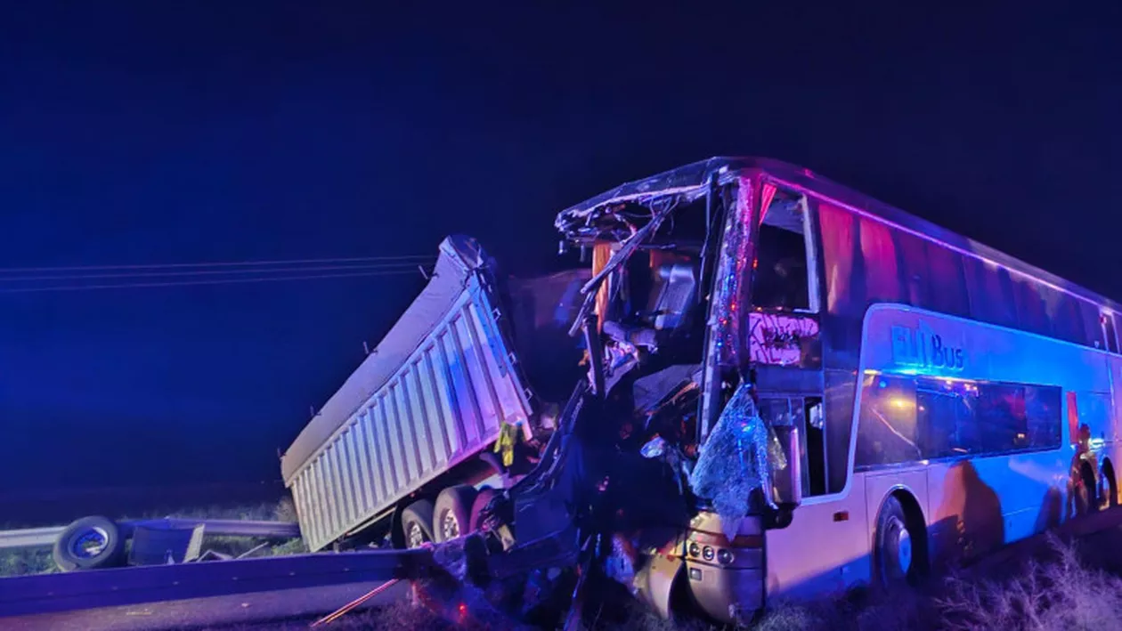 Plan roșu de intervenție, în Brăila: Autocar cu peste 70 de pasageri, implicat într-un accident grav / 20 de persoane au fost rănite, inclusiv copii
