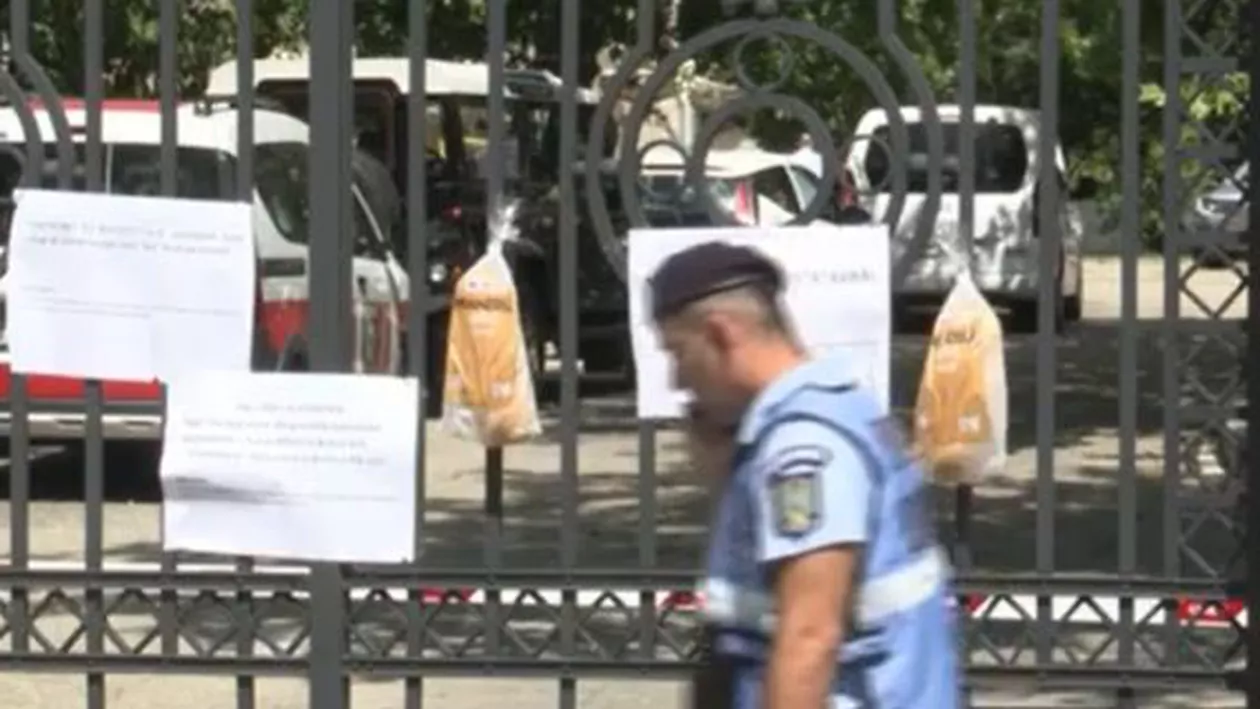 Protest al angajaților din penitenciare / Franzele, atârnate pe  poarta sediului PNL: Vor să ne ia pâinea de la gură (VIDEO)