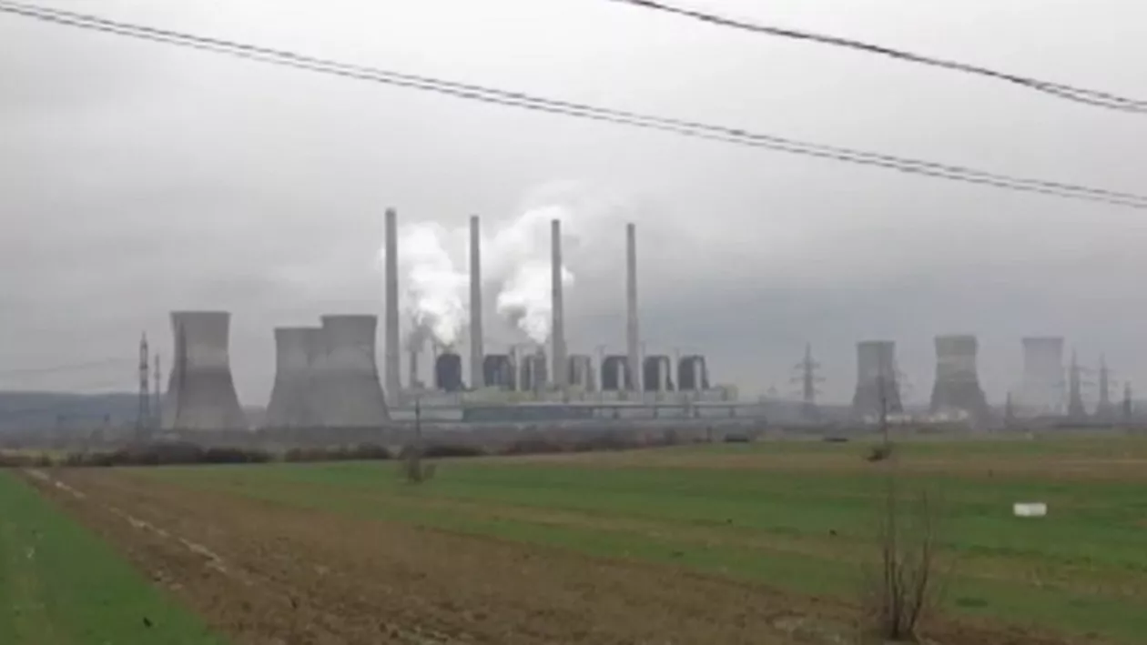 Craiovenii, acoperiți de cenușă. Localnic: „Uitați-vă cum sunt copacii, negri...”