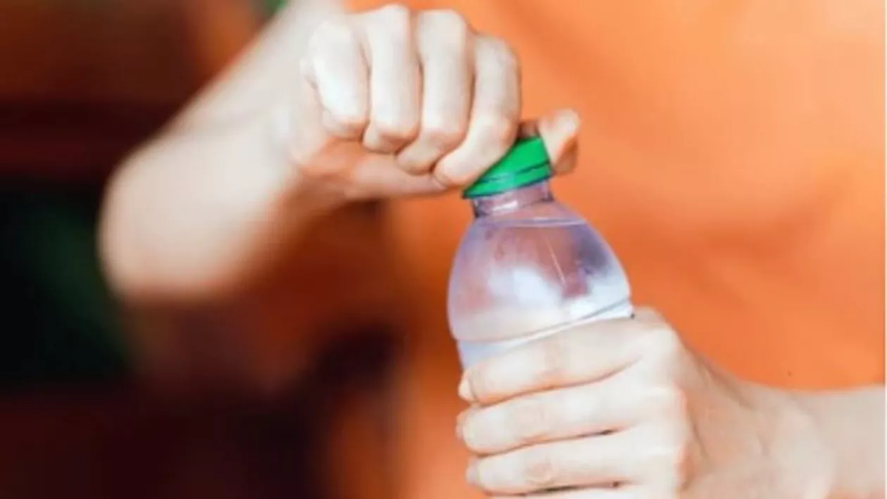 Doi copii au rămas orfani, după ce mama lor s-a intoxicat cu apă / Femeia a băut 4 sticle în 20 de minute