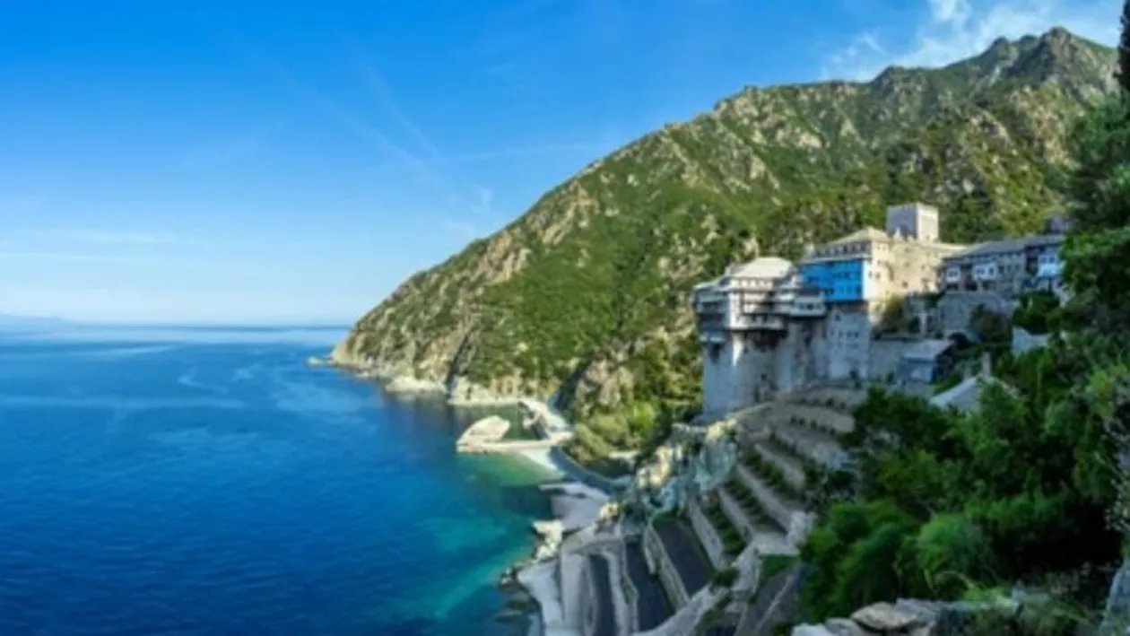 Un român a fost împușcat pe muntele Athos de un preot / Motivul care l-a înfuriat pe părinte