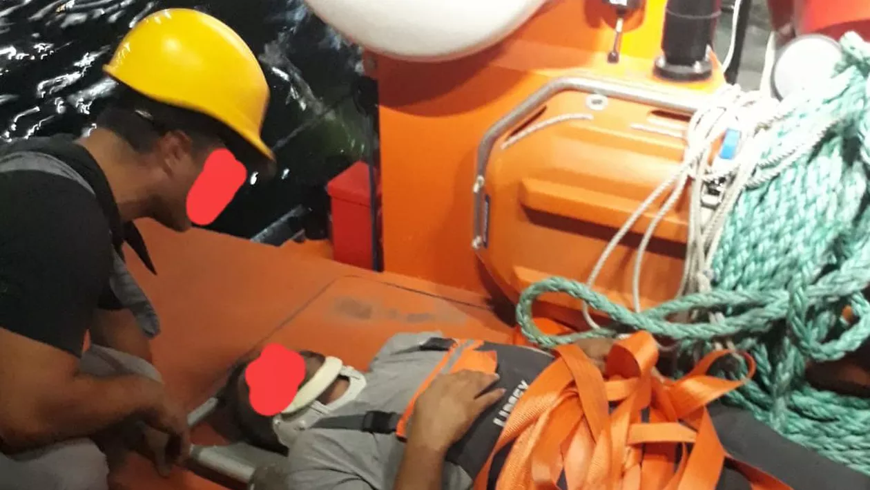 Doi marinari români au fost răniți după ce au căzut de pe o navă. Schela pe care lucrau s-a rupt