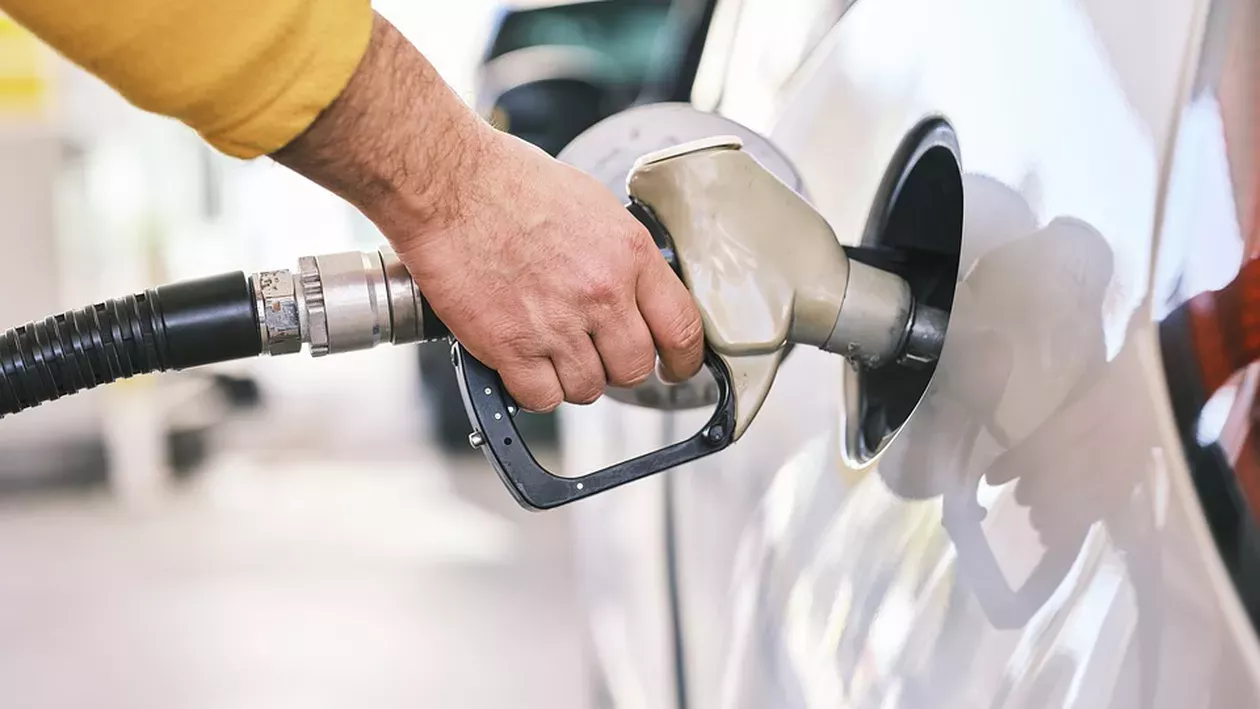 Prețul unui litru de carburant luni, 19 august. Benzina s-a ieftinit cu 4 bani pe litru