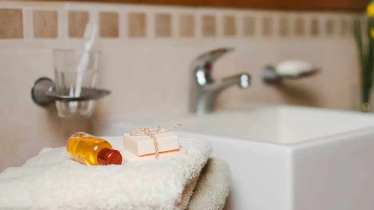 Medic, despre accesorul din baie pe care nu îl folosește niciodată: „Este umed, plin de bacterii și mucegai”. Despre ce este vorba
