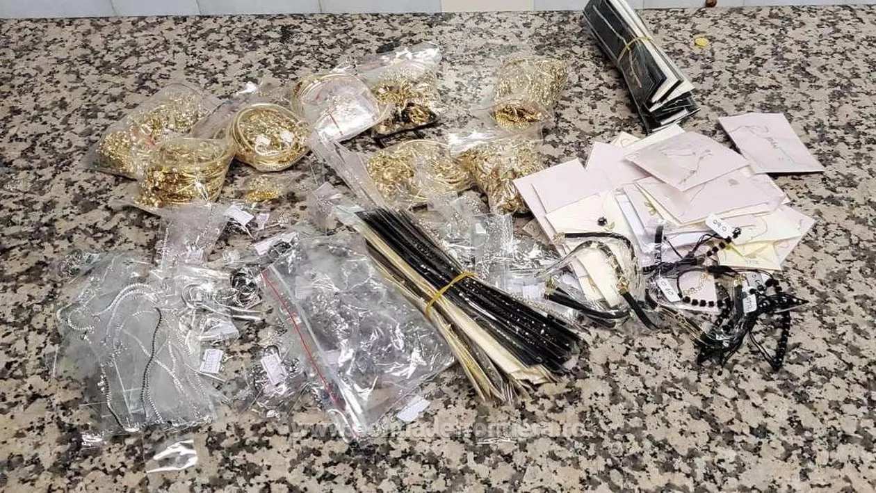 Bătrân păcălit să cumpere bijuterii din aur fals și ceasuri scumpe. La ce sumă se ridică prejudiciul