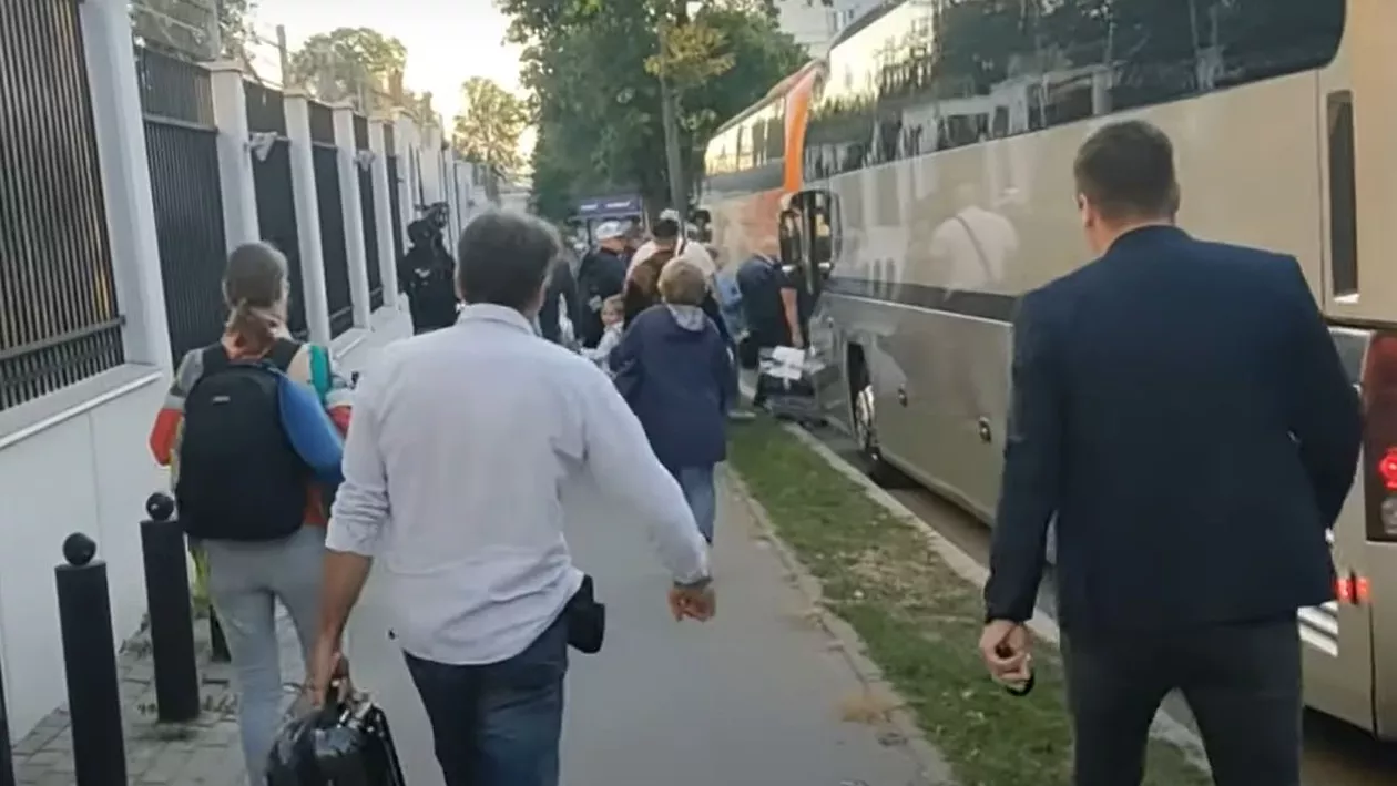 Ultimul drum al diplomaților ruși prin Republica Moldova / Zeci de angajaţi ai Ambasadei Rusiei de la Chişinău au fost expulzați (VIDEO)