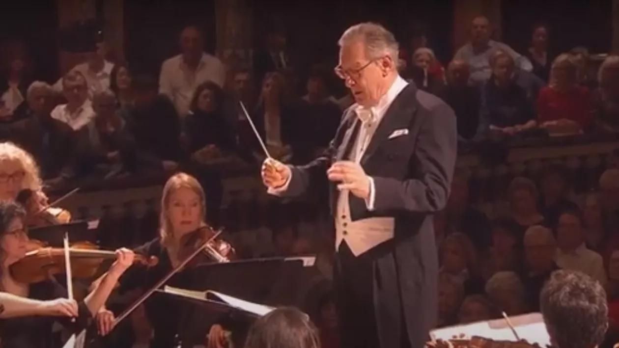 Scandal la Festivalul Berlioz: Celebrul dirijor Sir John Eliot Gardiner, în vârstă de 80 de ani, l-a pălmuit şi lovit cu pumnul pe un cântăreț. Ce l-a făcut „să-și piardă cumpătul” (VIDEO)