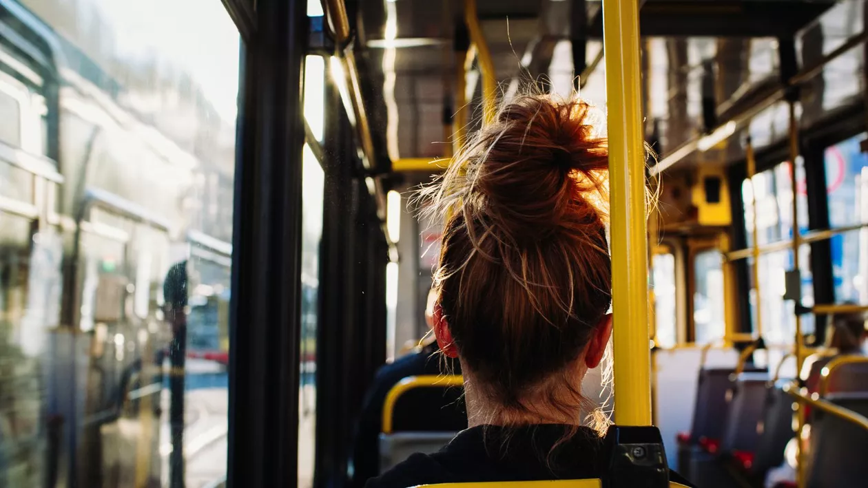 Cluj: Șofer de autobuz, surprins în timp ce conducea cu picioarele. Ce riscă bărbatul