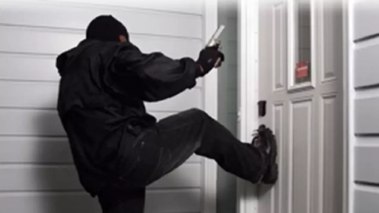 O femeie din SUA, în vârstă de 87 de ani, s-a luptat cu un adolescent care i-a spart casa și apoi, văzând că e înfometat, i-a oferit mâncare