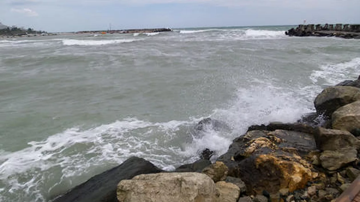 Ce sunt curenții „rip”: Pot smulge o persoană chiar de la mal, unde apa nu depășește nici măcar 1 metru