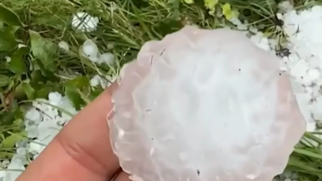 Vremea face prăpăd în întreaga lume. O ploaie cu grindină cât oul de găină a făcut praf zeci de maşini și acoperişuri în Frankfurt