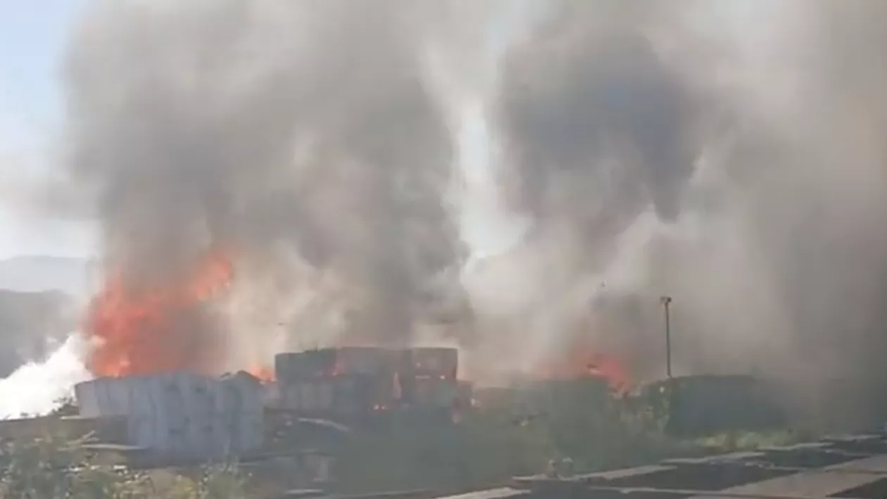 Alertă la Marea Neagră! Un incendiu de proporții a izbucnit în portul Novorossiysk din Rusia (VIDEO)