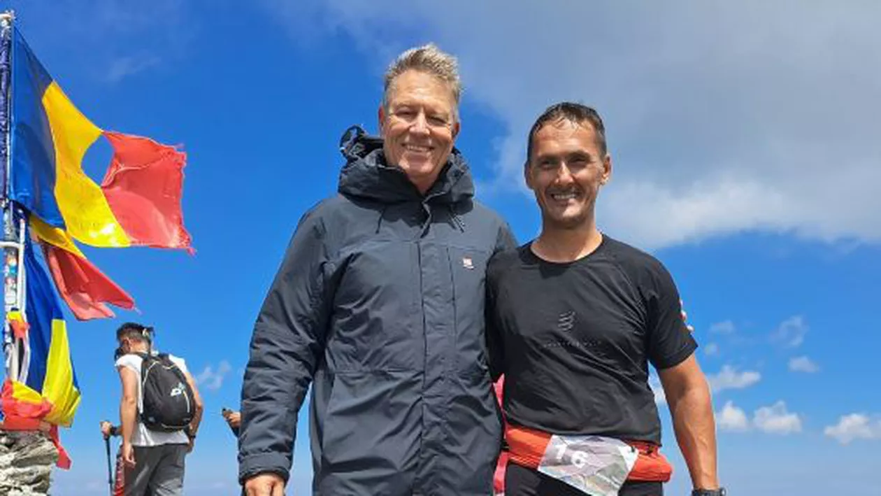 Cât costă geaca pe care a purtat-o Klaus Iohannis în drumeția pe vârful Moldoveanu (FOTO)