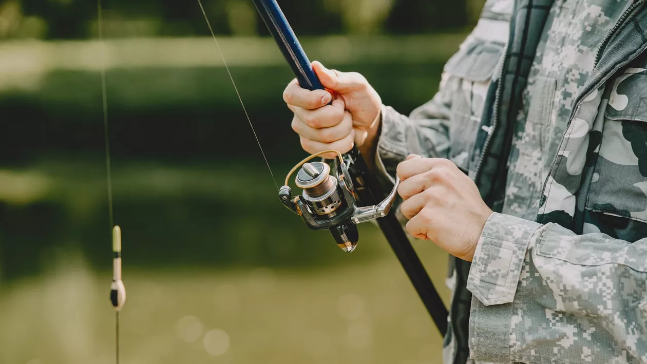 Marea surpriză din cârlig! Captura neobișnuită a unui pescar din Timiș: „Nu ar rezista sub 10°C. Este un exemplar adult”