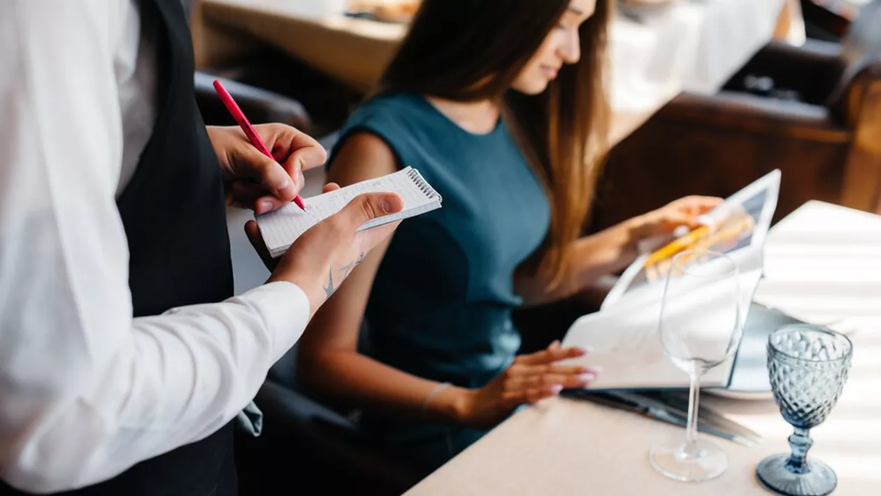 Surpriza de pe bonul fiscal. Cât a plătit ca bacșiș obligatoriu un turist în Mamaia, pentru o notă de 134 de lei?