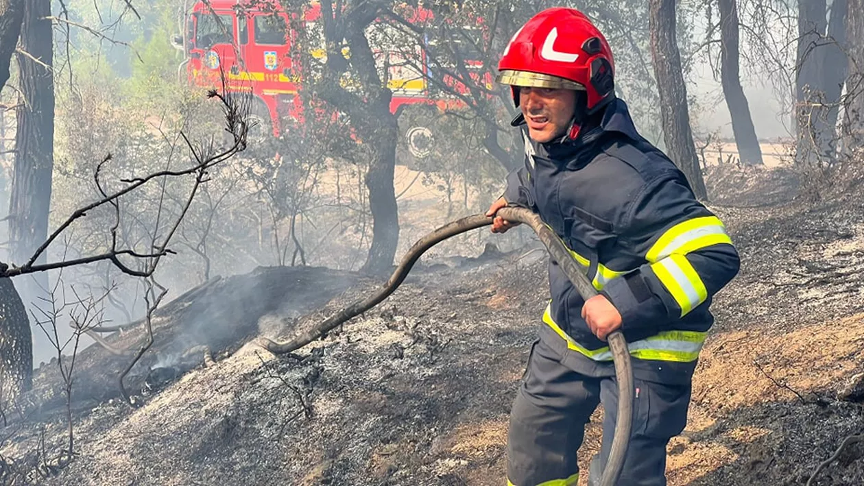 Pompierii români din Grecia, lăudați de localnici într-un material New York Times: „Românii sunt mașinării! Nu au nicio frică” / Grecii glumesc că le caută case și soții să rămână acolo