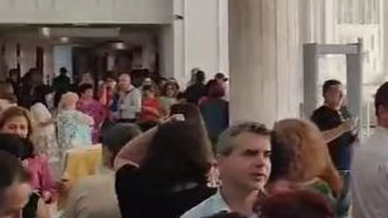 Protest spontan al angajaților din Ministerul Finanțelor din cauza reformei bugetarilor (VIDEO)