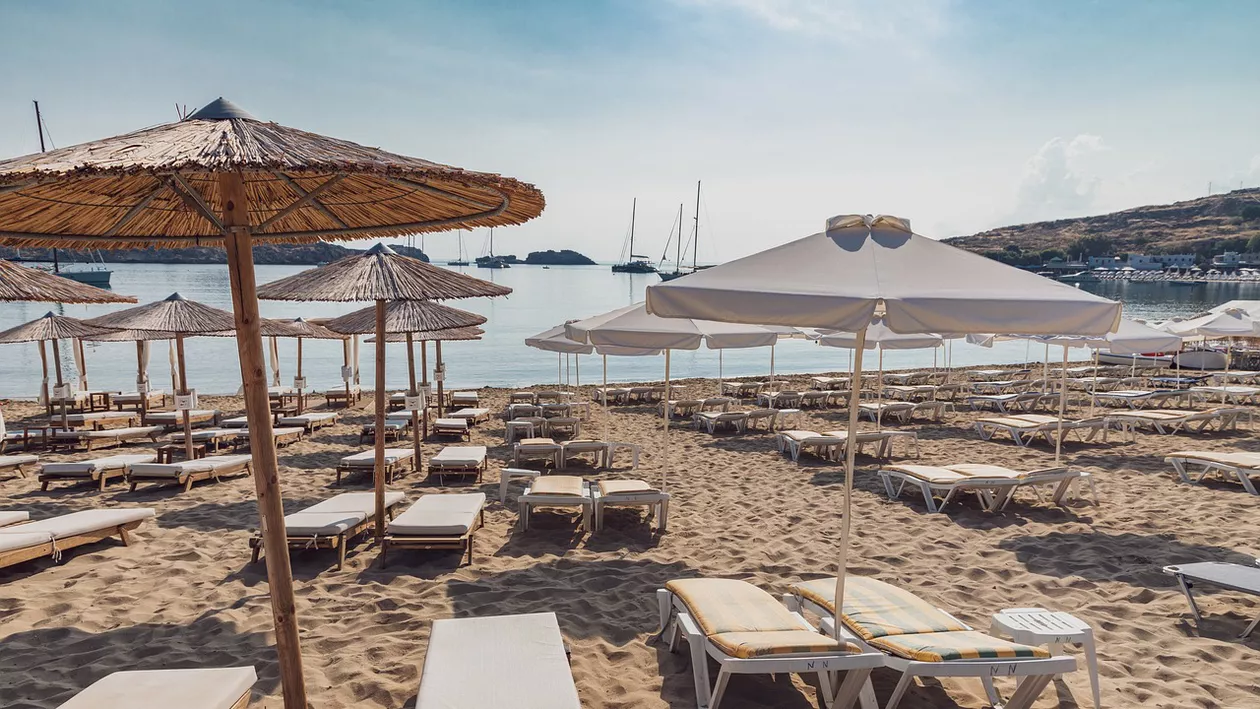 „Mișcarea Prosopului”. Grecii protestează din cauza șezlongurilor scumpe și cer acces liber pe plaje