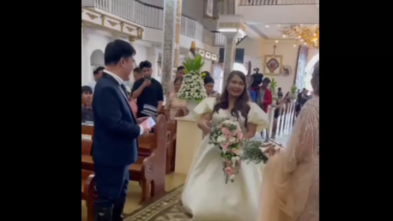 Un cuplu a vrut să se căsătorească în ciuda inundațiilor. Nuntă în apă până la genunchi