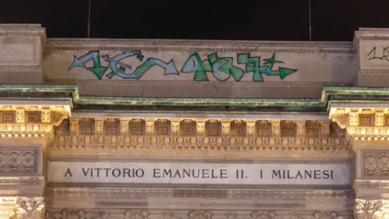 Arcul de la Galleria Vittorio Emanuele, din Milano, a fost vandalizat cu graffiti