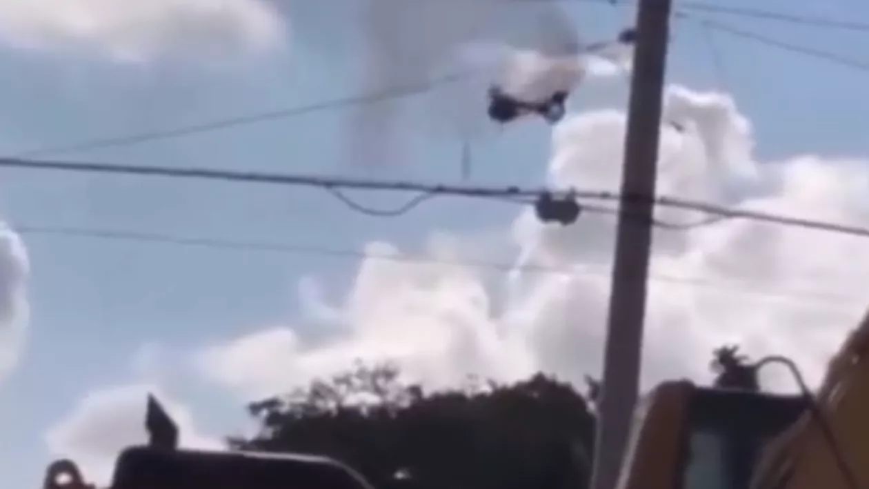 Un elicopter s-a prăbușit peste un bloc, în SUA. Doi oameni au murit