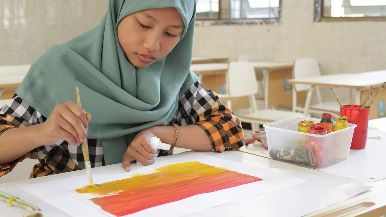 Îmbrăcămintea musulmană abaya va fi interzisă de Guvernul francez în școlile de stat