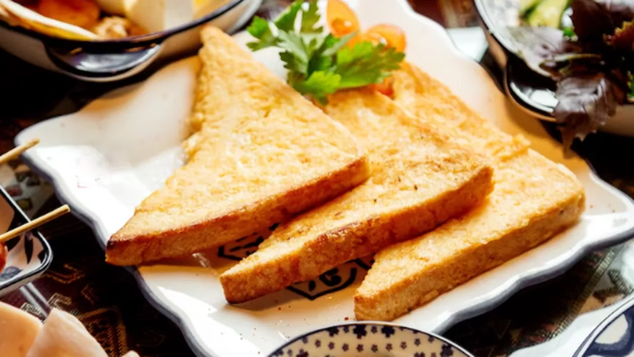 Șocul pe care l-a trăit un turist! Clientul a fost nevoit să plătească în plus pentru că i s-a tăiat pâinea în două / Cum a explicat patronul restaurantului taxa suplimentară