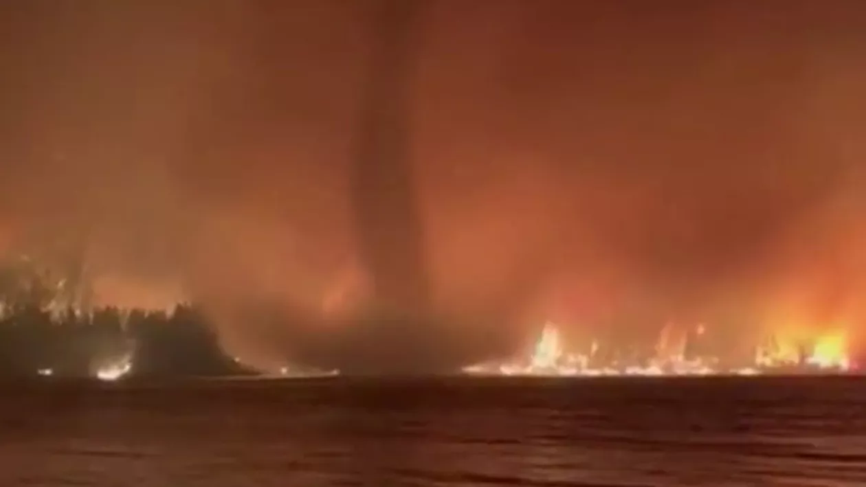 Pompierii din Canada au filmat o tornadă de foc, „un fenomen incredibil de rar”. Incendiile de vegetație continuă să facă ravagii (VIDEO)