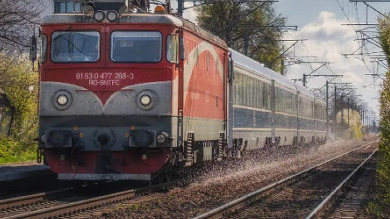 Pasagerii unui tren blocat în câmp, preluați de un tren privat: „Ne-am pus toți pe linie și i s-a făcut milă conductorului”