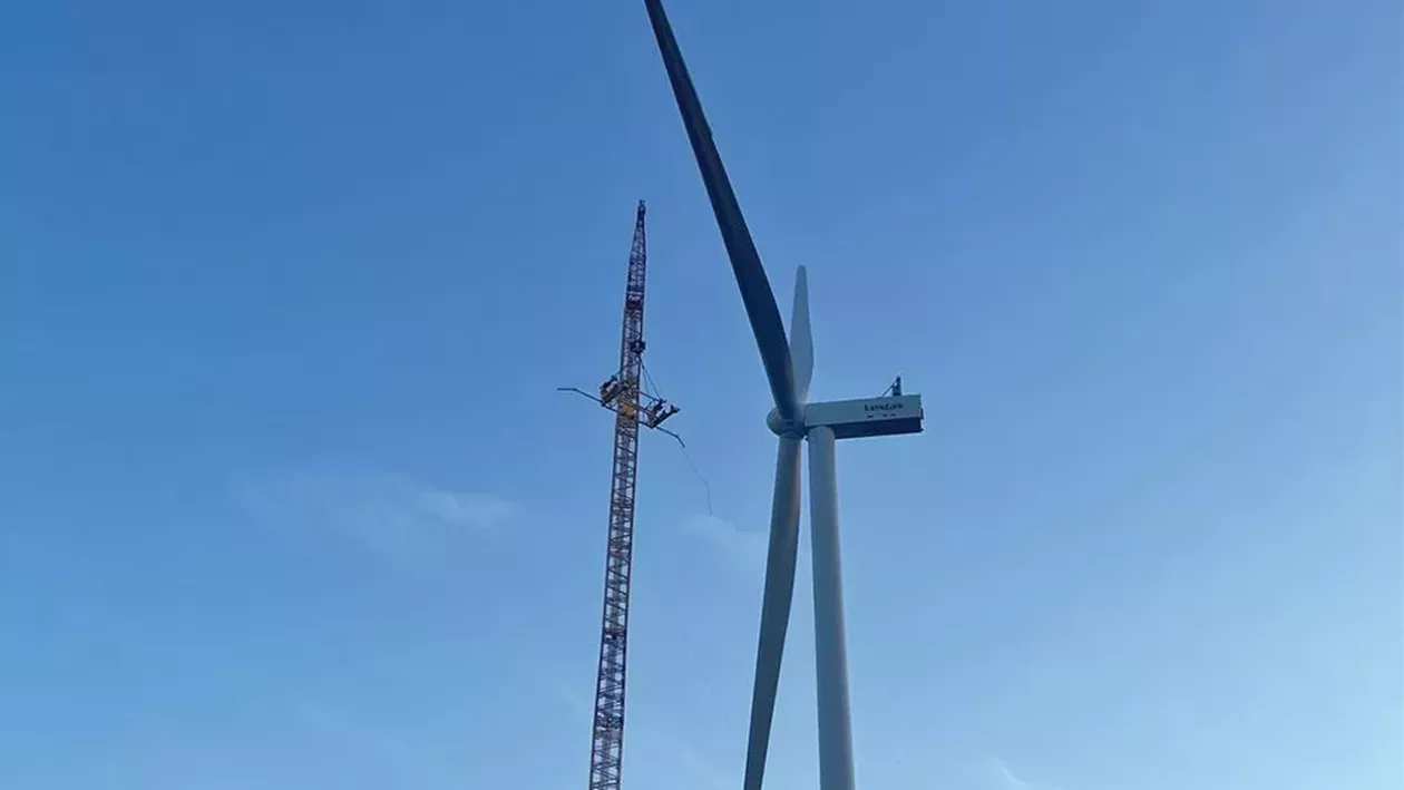 Cea mai mare turbină eoliană din România a fost montată în județul Iași: Depășește în înălțime lungimea unui teren de fotbal