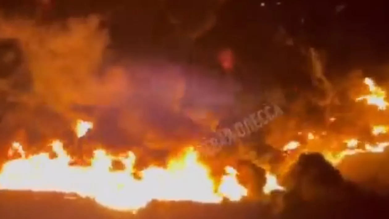 Odesa, atacată în valuri de Rusia în timpul nopții. Cel mai mare port ucrainean de la Marea Neagră a fost ținta dronelor și a rachetelor (FOTO, VIDEO)