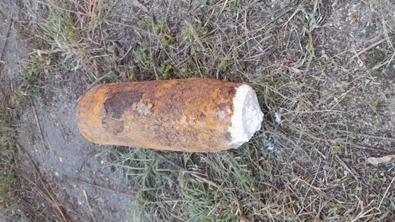 Bombă de aviaţie, găsită pe un teren din Botoșani. Cum a fost găsit proiectilul