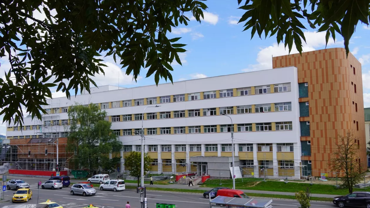 Pacienți cărați cu targa pe scări după ce liftul Spitalului Sibiu s-a stricat: ”Piesa nu există în țară”