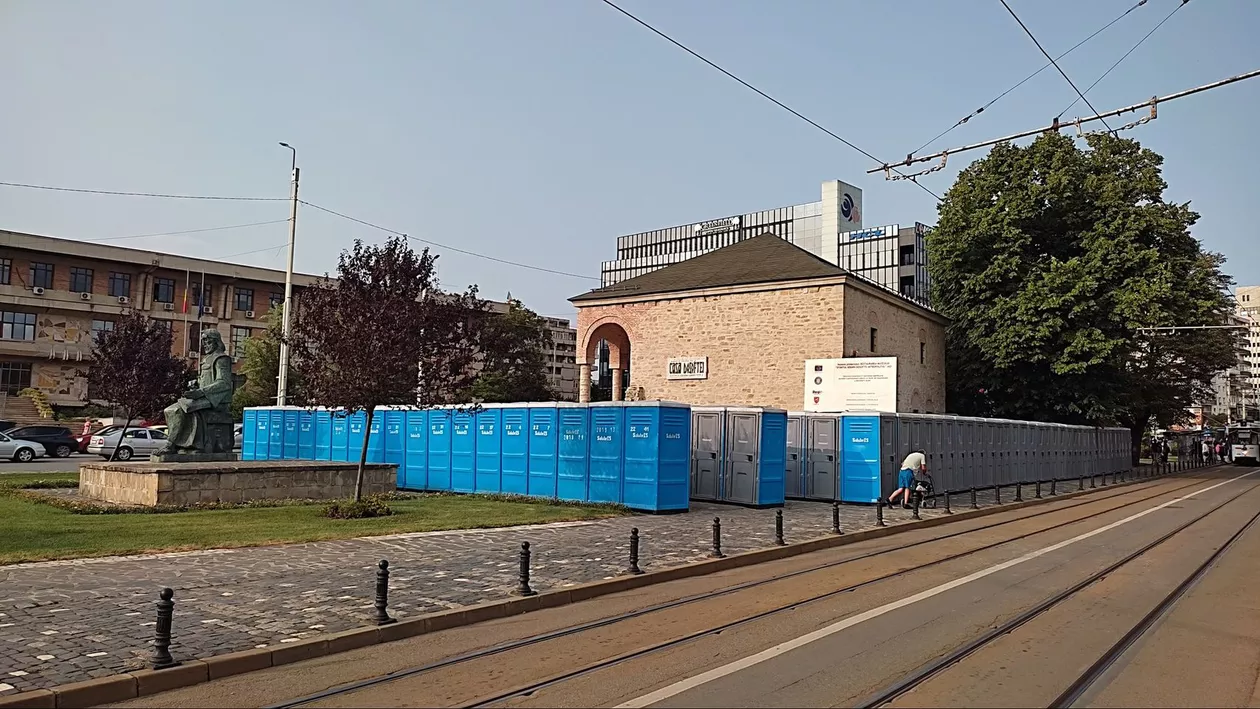 Primăria Iași a înconjurat cu toalete publice un monument istoric vechi de 500 de ani din centrul orașului