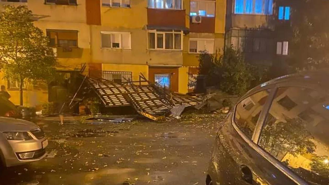 Furtuna puternică a făcut ravagii în Craiova. Mașini luate de ape, copaci prăbușiți, acoperișuri doborâte, străzi inundate