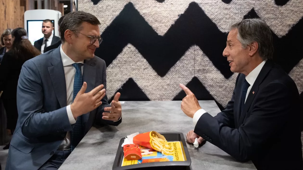 Antony Blinken și Dmitru Kuleba s-au întâlnit la un fast-food din Kiev și au făcut glume despre studenție și mahmureală