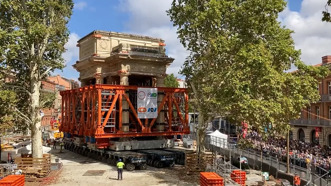 Motivul pentru care un uriaș Arc de Triumf din Franța a fost mutat / Construcția va fi dusă înapoi, în 2027 (VIDEO)