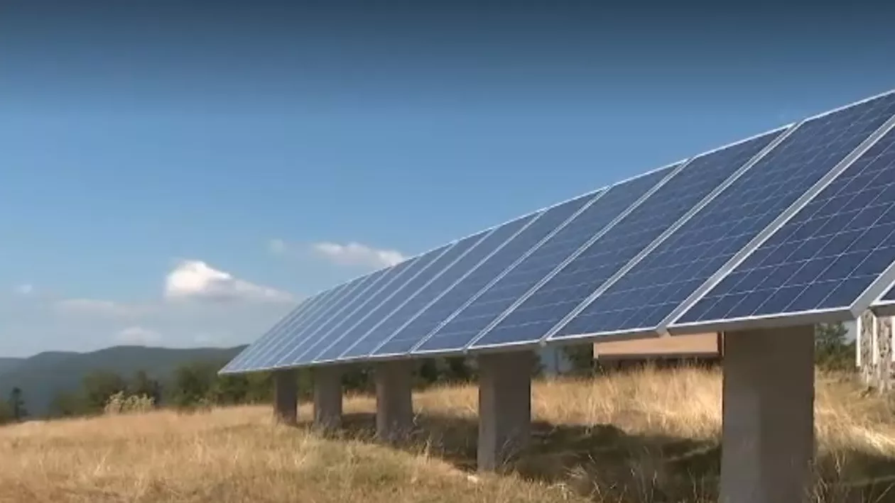 Furt de componente fotovoltaice la Rânca. Indivizii le-au vândut pe o sumă derizorie
