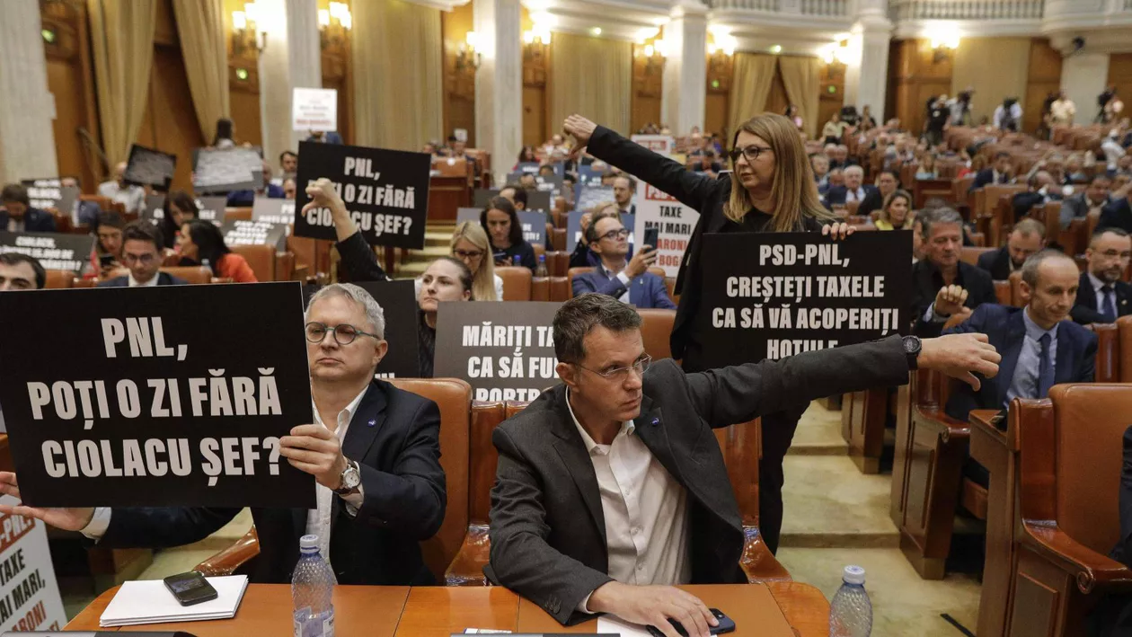 Scandal în Parlament: Scandări împotriva pachetului de măsuri fiscale. Membri ai USR au adus pancarte: Ciolacu, ești pe drojdie? (FOTO)
