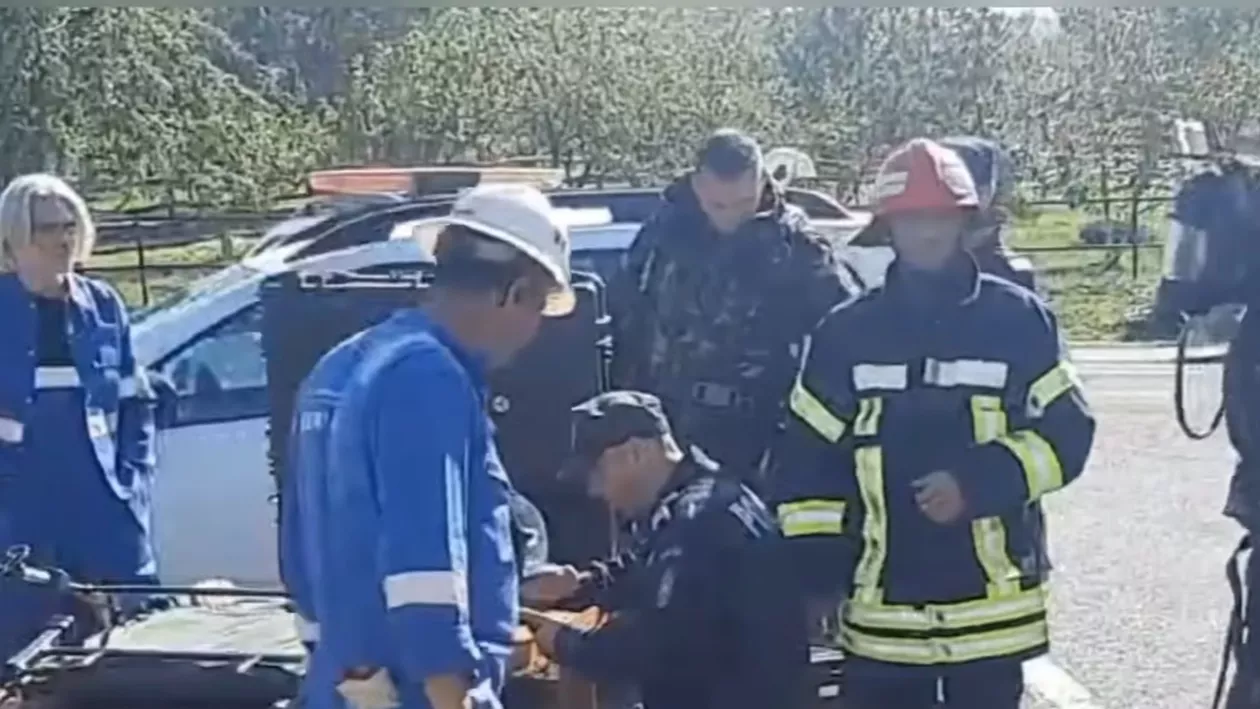 Pericol de explozie în Satu Mare: Apă cu nisip și gaze țâșnește din pământ fără oprire dintr-un puț adânc de 30 de metri de lângă o benzinărie