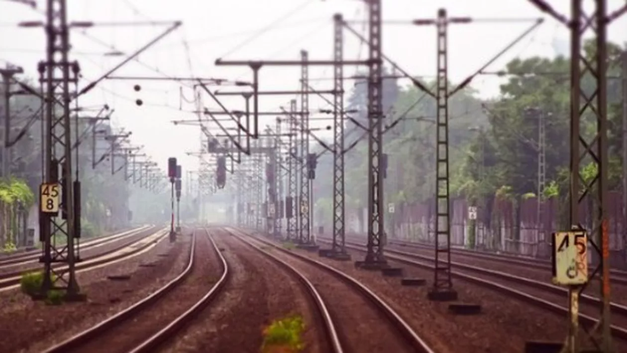 Trenurile către litoral, oprite din cauza unui incendiu de vegetație