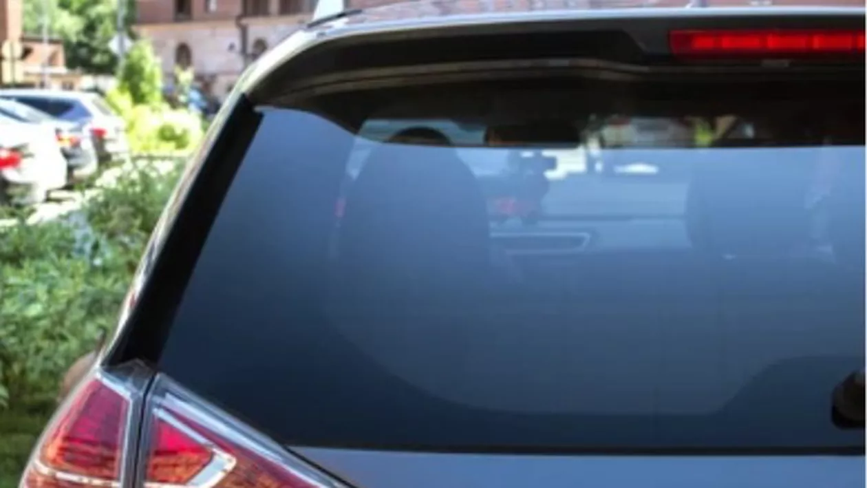 O fetiță de 10 luni și-a pierdut viața după ce tatăl său a uitat-o în mașină o zi întreagă / Bărbatul a crezut că a dus-o la creșă